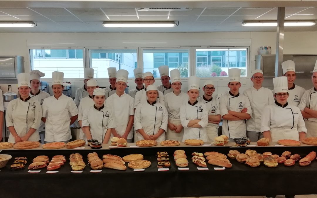 Les élèves de terminale Boulangerie-Pâtisserie.