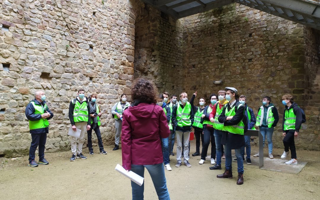 Les élèves de 1ère option européenne et CAV en repérage pour leur tournage de film au château de Ste-Suzanne