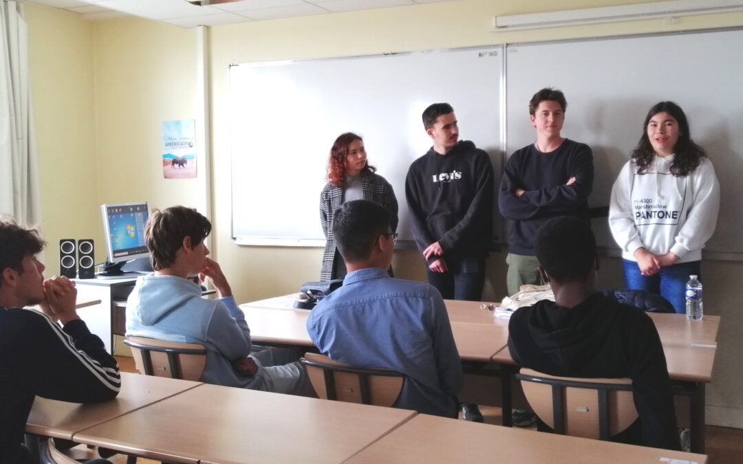 Une ancienne élève de CAV vient présenter la formation MMI à ses camarades du lycée Réaumur