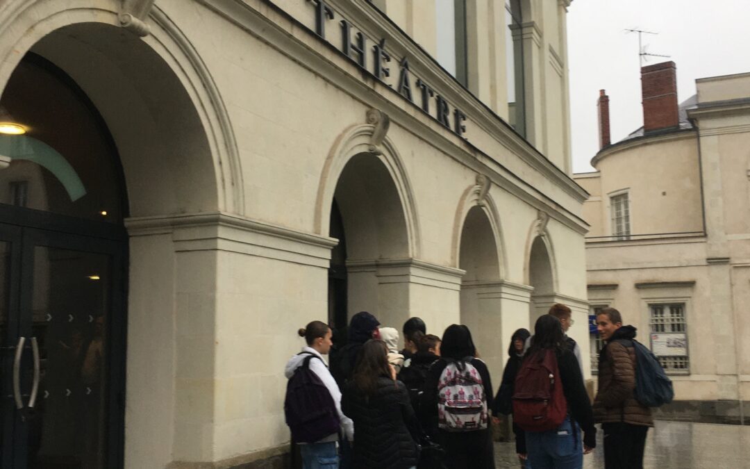 Les élèves de 2nde C du lycée Réaumur à la découverte de la représentation théâtrale.